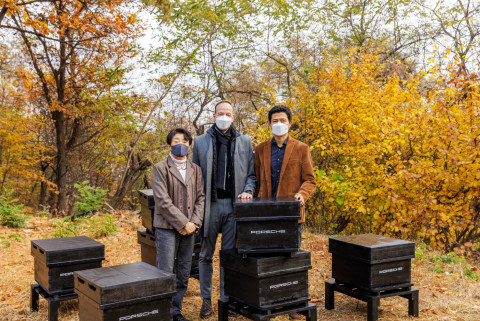 ‘빌리브 인 드림(Bee’lieve in Dreams)’ 꿀벌정원에서 지영선 서울그린트러스트 이사장, 홀가 게어만 포르쉐코리아 대표, 박진 어반비즈서울 대표가 기념 촬영을 하고 있