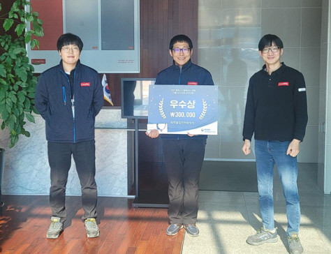 쿠어스텍 엔지니어 JW Shin, EHS 기술자 Steve (JH) Lee, 엔지니어 Se-Im Kim이 구미공장이 받은 화학 사고 예방 관리 이행 우수 사례 최우수상을 받고 기념