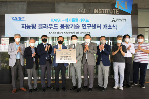 KAIST 최준균(왼쪽에서 네 번째) 교수, 메가존클라우드 이주완 대표(왼쪽에서 다섯 번째), 조원우 공동대표(오른쪽에서 다섯 번째), 메가존클라우드 안성국 부사장, KAIST윤찬