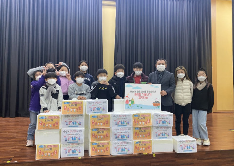 시립중랑청소년센터가 청소년방과후아카데미 ‘짱스쿨프렌드’ 청소년에게 김장 김치를 전달하고 기념 촬영을 하고 있다