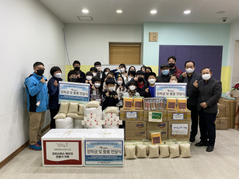 시립중랑청소년센터가 방과 후 돌봄 청소년을 위한 장학금·후원 물품 전달식을 진행했다
