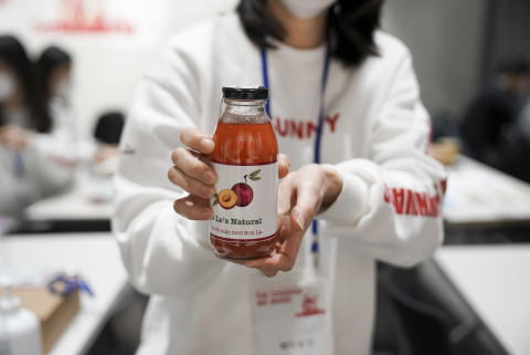 ‘Vietnam Social Innovator Sunny’ 데모데이에서 우승한 코로나19 타격 자두 농가를 돕는 솔루션인 자두 음료