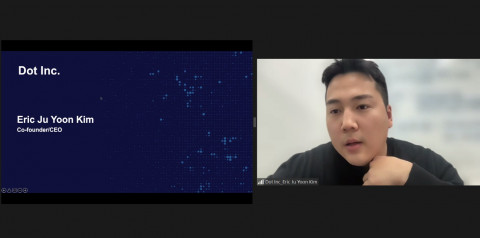 닷이 한-UAE ICT 혁신 스타트업 온라인 설명회에서 장애인을 위한 촉각 디스플레이에 대해 소개하고 있다