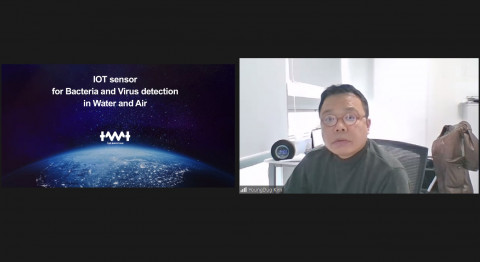 더.웨이브.톡이 한-UAE ICT 혁신 스타트업 온라인 설명회에서 가정용 수질 측정기·진단용 박테리아 감염기기에 대해 소개하고 있다