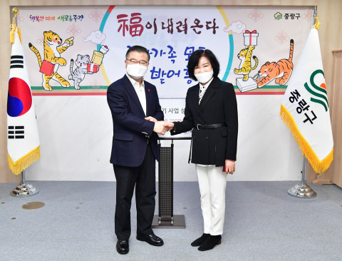 오른쪽부터 안복희 한국자총 서울시지부 부회장, 류경기 중랑구청장