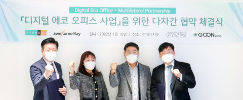 왼쪽부터 류성택 현대퓨처넷 대표, 권정우 어썸레이 CFO, 김광일 씨넥스존 대표, 이동군 군월드 대표가 업무 협약을 맺고 기념촬영을 하고 있다