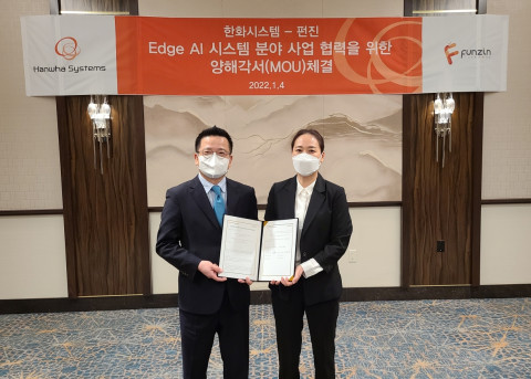 왼쪽부터 어성철 한화시스템 대표이사와 김득화 펀진 대표이사가 체결식에서 기념 촬영을 하고 있다