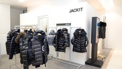 럭셔리 패션 아우터 잭원티(JACK1T)™가 갤러리아 백화점 타임월드에 팝-업 스토어를 열었다