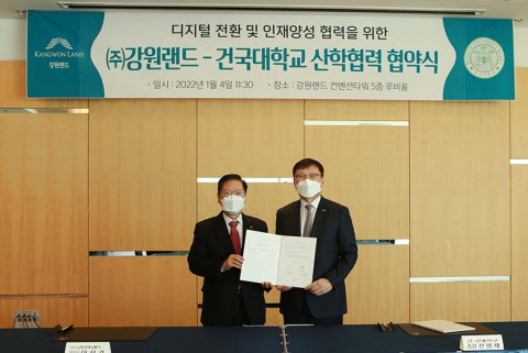 왼쪽부터 이삼걸 강원랜드 대표와 전영재 건국대 총장이 디지털 전환 업무 협약을 맺고 기념 촬영을 하고 있다