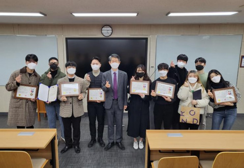 왼쪽에서 다섯번째부터 지도교수 이현출 건국대 정외과 교수와 건국대 학생들이 대학생 정책참여 제안으로 표창을 받았다