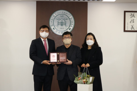 왼쪽부터 건국대 전영재 총장, 조태민 비케이Corp. 대표이사, 김현경 토탈푸드켐 대표이사가 기념 촬영을 하고 있다