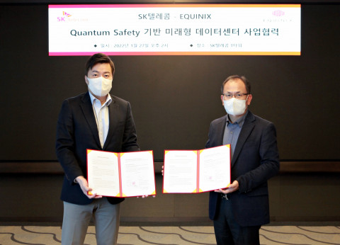 왼쪽부터 장혜덕 에퀴닉스 코리아 대표와 하민용 SKT Innovation Suite 담당이 MOU를 체결하고 기념 촬영을 하고 있다