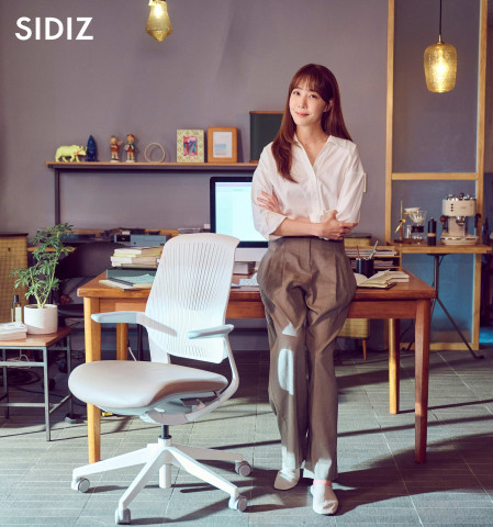 시디즈 ‘리니에’ 모델로 발탁된 작사가 김이나