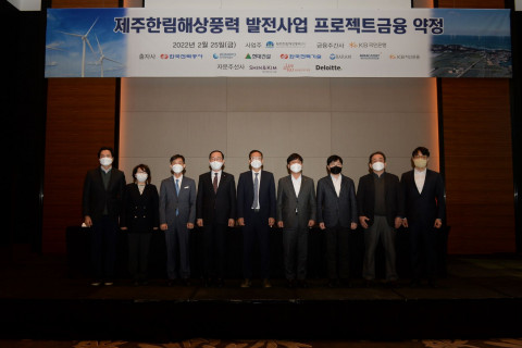 왼쪽부터 에너지인프라자산운용 김용수 본부장, 한국전력기술 고명숙 처장, 한국중부발전 윤병철 부장, 한국전력공사 김종화 단장, 제주한림해상풍력 문봉수 대표이사, KB국민은행 이준서 