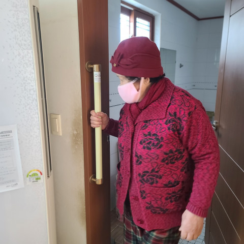 설치 후 안전손잡이를 사용하고 계신 어르신