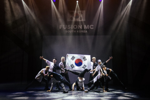 퓨전엠씨가 퍼포먼스 대회에서 우승한 뒤 기념 촬영을 하고 있다