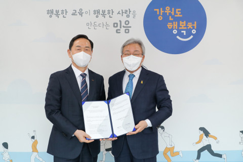 왼쪽부터 김상곤 한국교직원공제회 이사장, 민병희 강원도교육청 교육감이 지역 소상공인 상생 활성화를 위한 업무협약(MOU)을 24일 체결했다