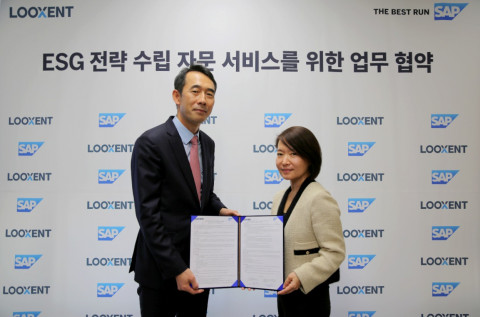 왼쪽부터 오승목 룩센트 대표와 신은영 SAP 코리아 대표이사가 업무협약 체결 후 기념 촬영을 하고 있다