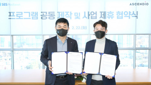 왼쪽부터 SBS미디어넷 이상수 본부장과 아센디오 신동철 대표가 ‘프로그램 공동제작 및 사업 제휴’ 협약식에서 기념 촬영을 하고 있다