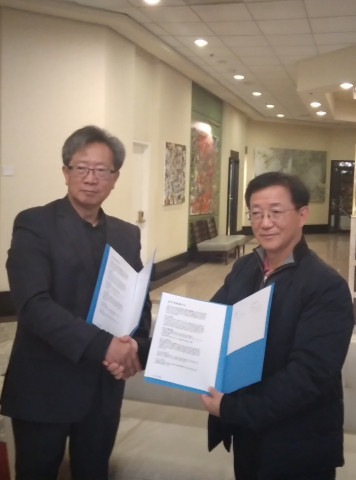 왼쪽부터 토마스 박 이스트 오라이온 대표와 이동일 미주 한인 세탁 총연합회 회장이 MOU 체결 후 기념 촬영을 하고 있다