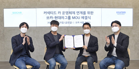 현대차는 쏘카 서울오피스에서 양사 관계자들이 참석한 가운데 ‘커넥티드 카 운영체제 연계를 위한 업무 협약(MOU)’을 체결했다고 밝혔다. 왼쪽부터 쏘카 박재욱 대표이사, 쏘카 류석
