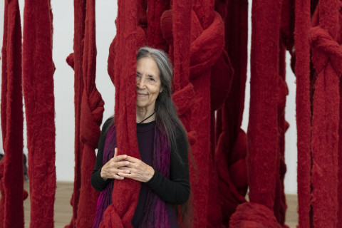 테이트 모던에 설치된 작품과 세실리아 비쿠냐(출처: Portrait of Cecilia Vicuña in front of Quipu Womb 2017 at Tate Modern, 