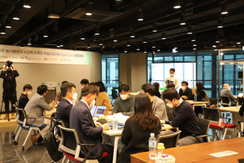 한국사회투자, 제주국제자유도시개발센터, 엔피프틴파트너스가 함께한 ‘JDC 제주 농식품분야 사업확대 특화 액셀러레이팅 AgriFuture(애그리퓨처) 데모데이’에서 선정팀과 투자사 
