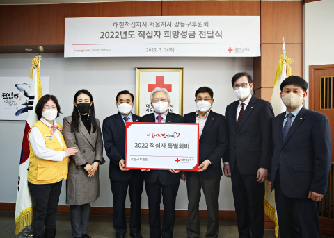 왼쪽부터 전길용 강동지구협의회장, 신은진 강동구후원회 사무국장, 서병철 강동구후원회 위원장, 김흥권 적십자사 서울지사 회장, 박종근 늘푸른수성 대표, 홍두화 적십자사 서울지사 사무