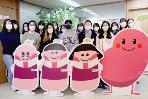 KMDP 대학생 서포터즈 7기가 기념 촬영을 하고 있다