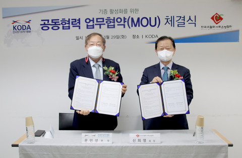 왼쪽부터 문인성 한국장기조직기증원장과 신희영 한국조혈모세포은행협회장이 업무협약을 맺고 기념 촬영을 하고 있다