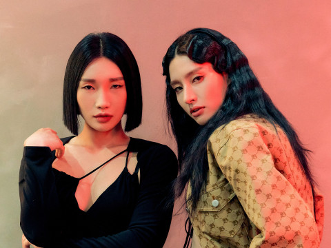춤에 앞서 포즈를 취하고 있는 모니카와 립제이