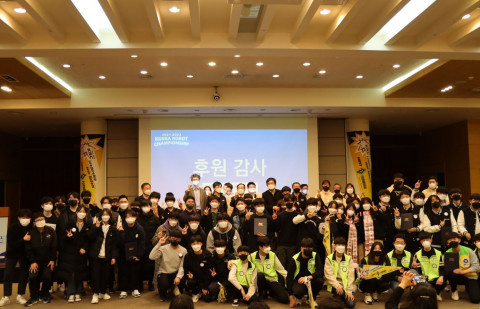 2021-2022 퀄컴 장학팀이 기념 촬영을 하고 있다