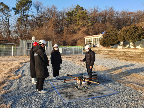 신구대학교 지적공간정보학과 학생들이 드론 실습 수업을 하고 있다