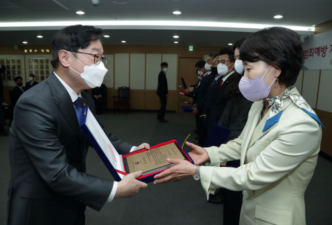 박범계 법무부장관이 범죄예방 자원봉사위원 유공자에게 감사패를 수여하고 있다.