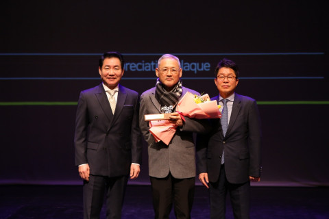 왼쪽부터 박상원 서울문화재단 이사장, 유인촌 전 문체부 장관, 이창기 서울문화재단 대표이사가 수여식을 진행한 후 기념촬영을 하고 있다