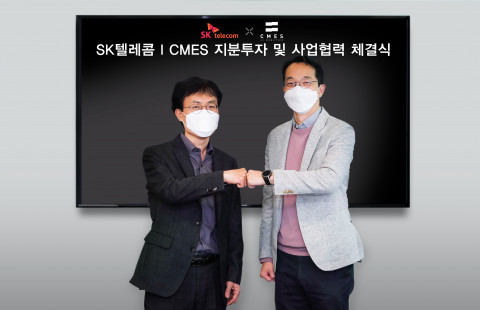 왼쪽부터 최낙훈 SKT 스마트팩토리 CO 담당과 씨메스 이성호 대표가 기념 촬영을 하고 있다