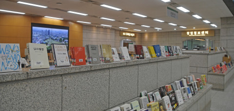 건국대학교 상허기념도서관이 신입생 특별주제서가를 마련했다