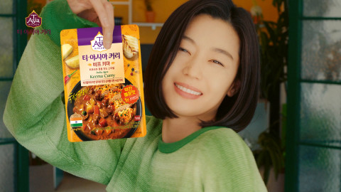 티아시아 커리가 배우 전지현과 함께한 새 광고를 공개했다