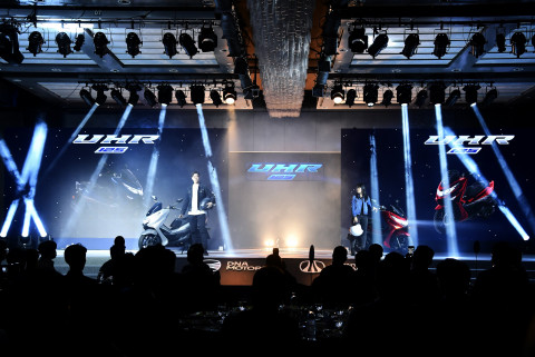 신기종 UHR125 론칭 장면