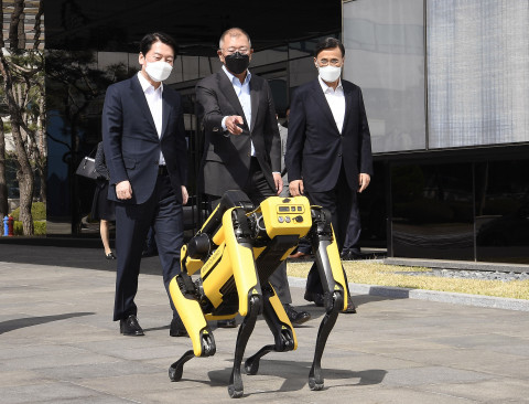 안철수 대통령직 인수위원회 위원장이 정의선 현대차그룹 회장과 함께 보스턴 다이내믹스 4족 보행 로봇 스팟(Spot)의 에스코트를 받으며 현대디자인센터로 이동하고 있다