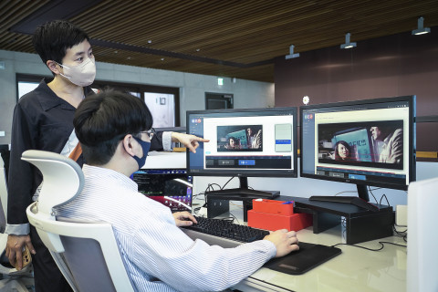 뉴 아이디 박준경 대표와 직원이 AI 기반 포스트 프로덕션 기술을 활용해 콘텐츠를 편집하고 있다