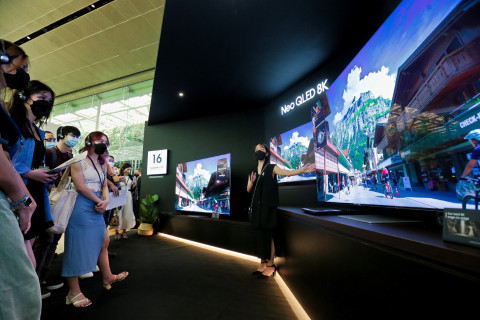 행사 참석자들이 ‘Neo QLED 8K’ 제품을 체험하고 있다
