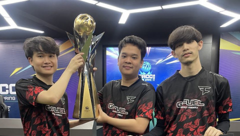 EACC Spring 2022 챔피언에 오른 FaZe Clan이 트로피와 함께 기념 촬영을 하고 있다