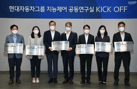 왼쪽부터 광운대학교 백주훈 교수, 광운대학교 김연수 교수, 현대차·기아 연구개발본부장 박정국 사장, 서울대학교 심형보 교수, 서울대학교 이종민 교수, 서울대학교 김현진 교수, 연세