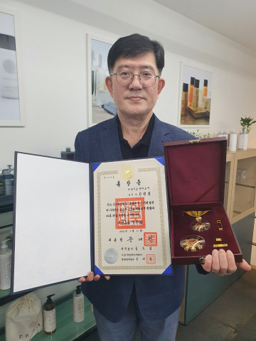 정부가 故 신현봉 신부의 조카 신광철 씨에게 민주주의 발전 유공 국민훈장(모란장)을 전달했다
