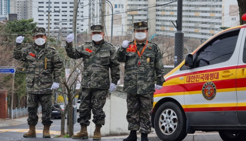 왼쪽부터 김종극 수원시해병대전우회 인명구조단장 이호성 수원시해병대전우회 회장, 정희윤 수원시해병대전우회 사무국장