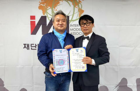 왼쪽부터 글로벌사이버대학교 방송연예학과 천범주 학과장, 국제모델협회 안병천 회장