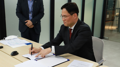 한국핀테크지원센터 변영한 이사장이 업무 협약(MOU) 문서에 사인하고 있다