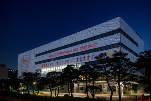 GC녹십자는 경기도 용인 R&D센터 미디어파사드에 ‘세계 혈우인의 날’을 기념하는 이미지를 게재했다