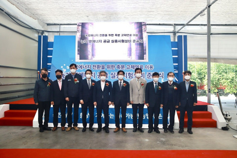 왼쪽부터 김종수 경상북도 농축산유통국장, 정창남 농림축산식품부 축산환경자원과 서기관, 이성호 청송군 부군수, 이준호 켑코이에스 대표, 강성조 경상북도 부지사, 김숙철 한국전력 기술